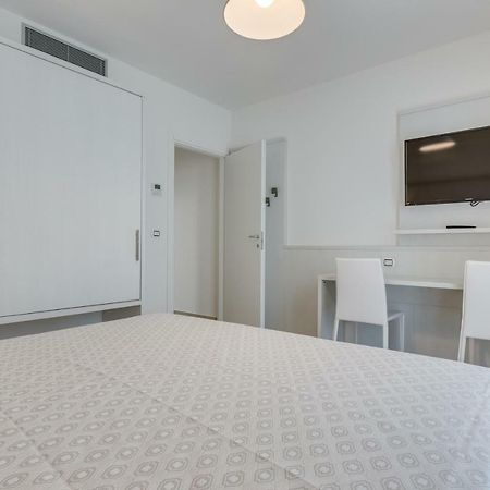 Apartaments Suites Ambassador Каорле Екстериор снимка