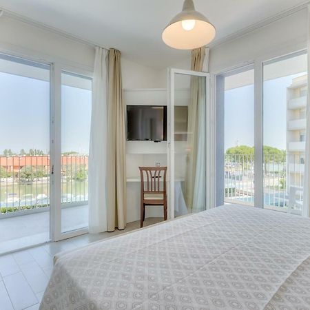 Apartaments Suites Ambassador Каорле Екстериор снимка