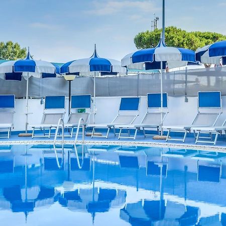 Apartaments Suites Ambassador Каорле Екстериор снимка