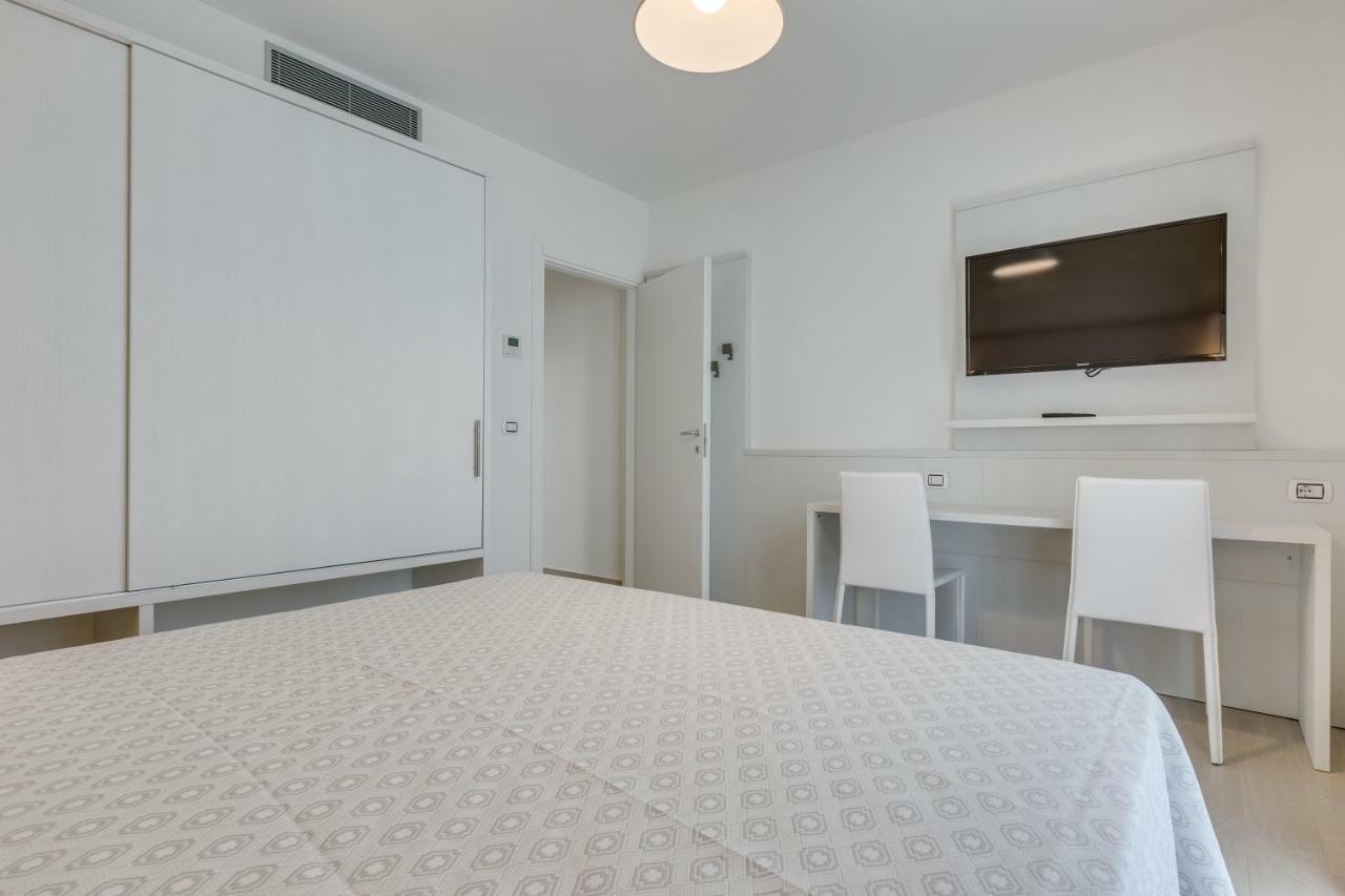 Apartaments Suites Ambassador Каорле Екстериор снимка