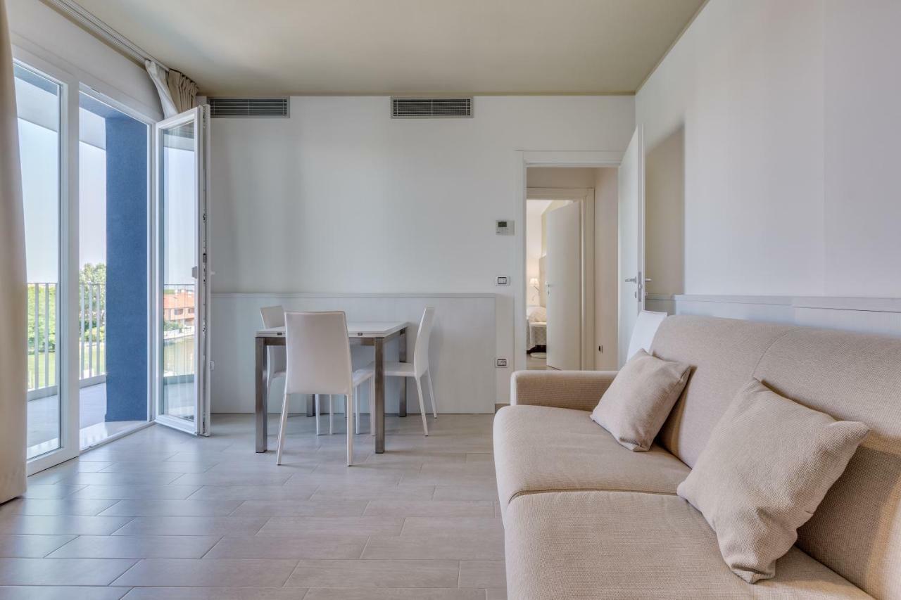 Apartaments Suites Ambassador Каорле Екстериор снимка