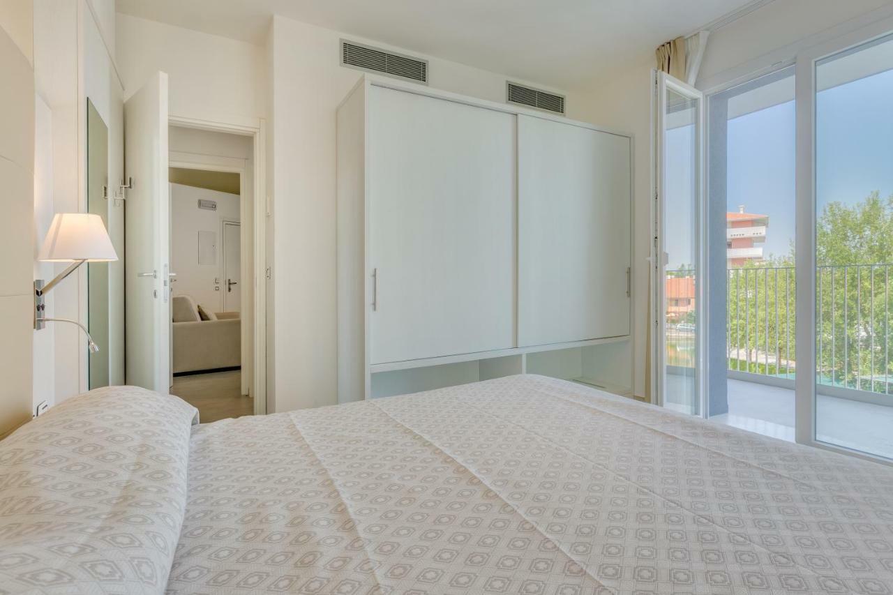 Apartaments Suites Ambassador Каорле Екстериор снимка