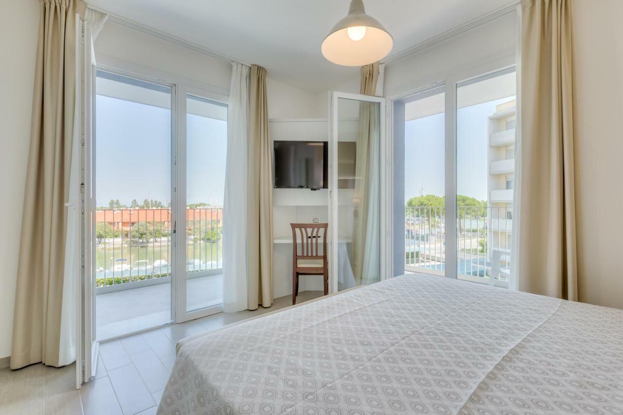 Apartaments Suites Ambassador Каорле Екстериор снимка