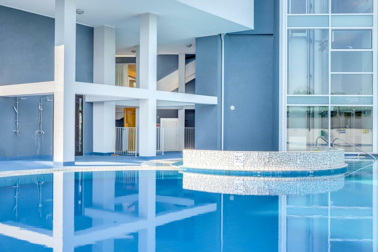 Apartaments Suites Ambassador Каорле Екстериор снимка