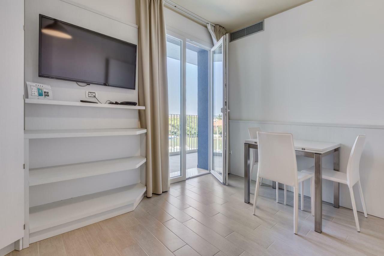 Apartaments Suites Ambassador Каорле Екстериор снимка
