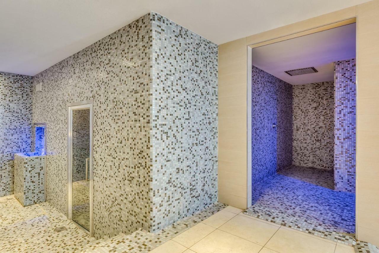 Apartaments Suites Ambassador Каорле Екстериор снимка