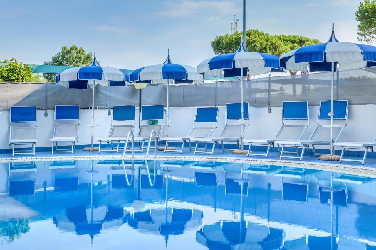 Apartaments Suites Ambassador Каорле Екстериор снимка