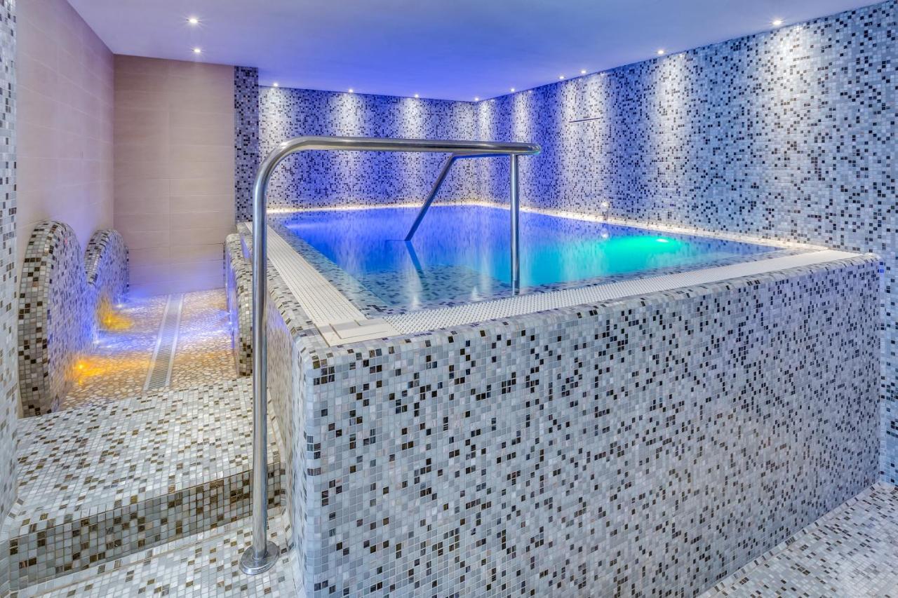 Apartaments Suites Ambassador Каорле Екстериор снимка